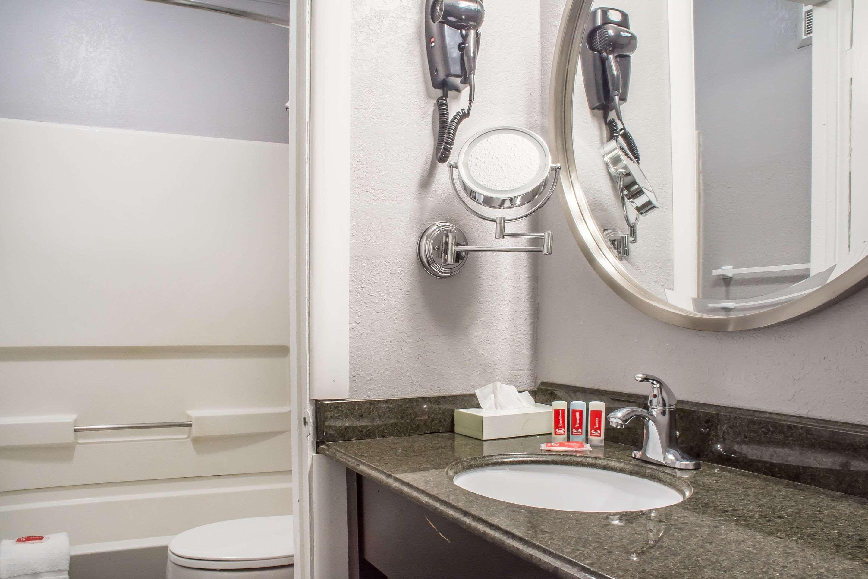 Econo Lodge Brockport Екстер'єр фото